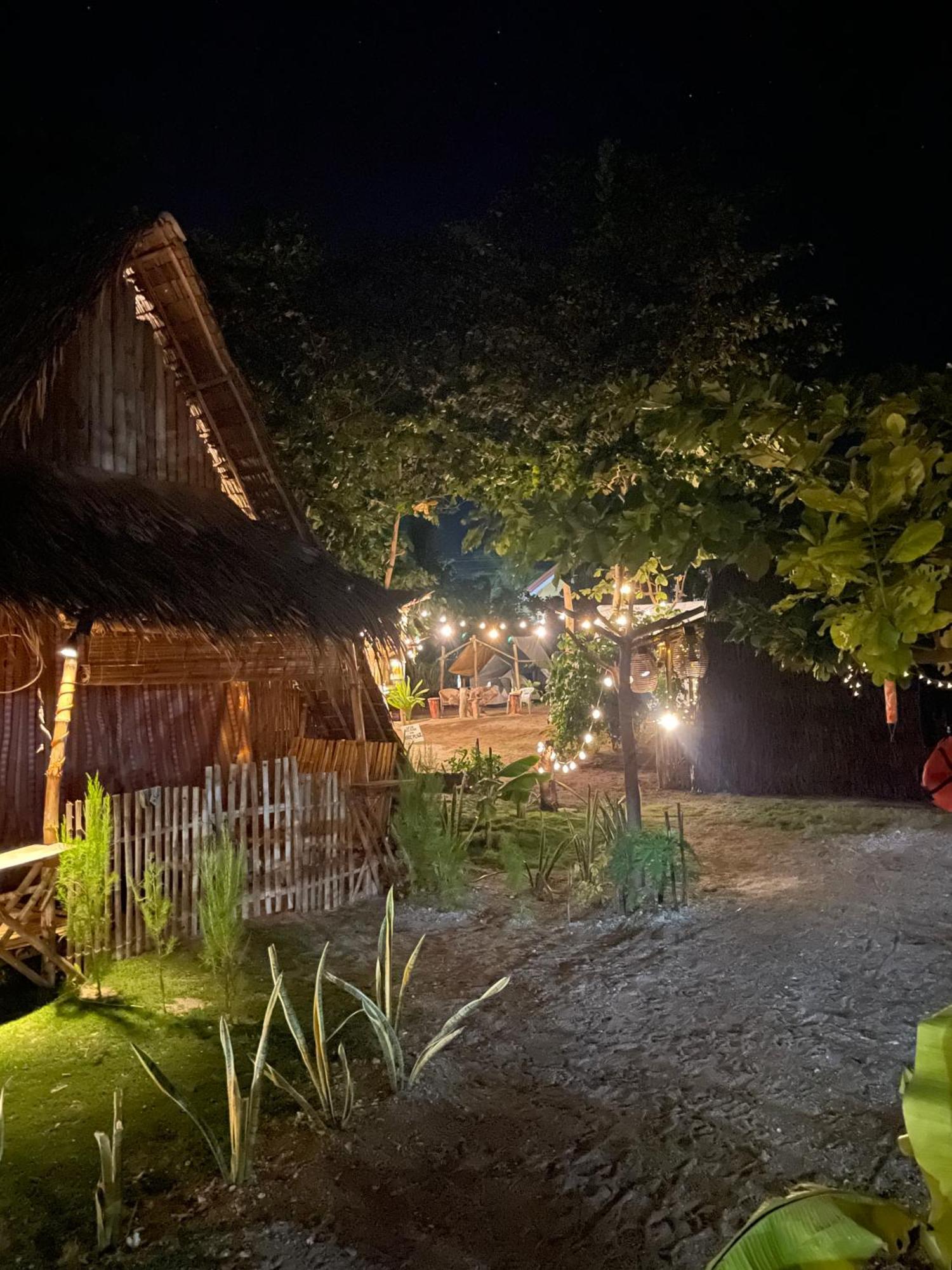 Tribal Huts Community Hostel Daanbantayan Buitenkant foto