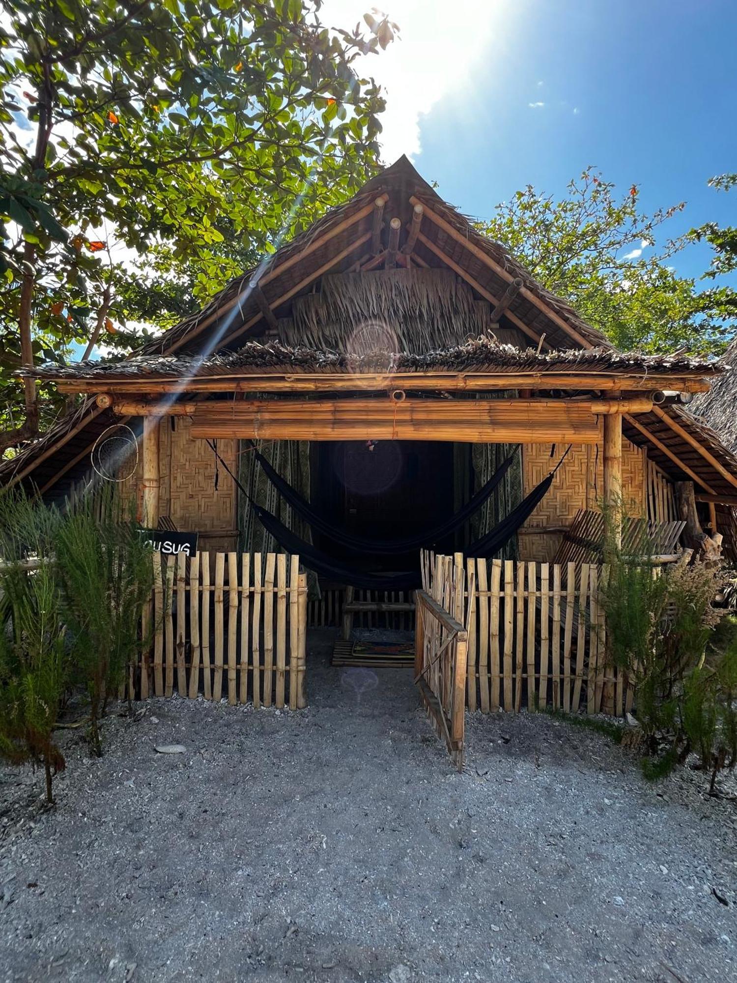 Tribal Huts Community Hostel Daanbantayan Buitenkant foto