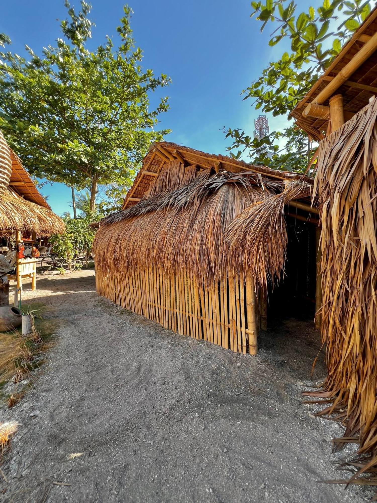 Tribal Huts Community Hostel Daanbantayan Buitenkant foto